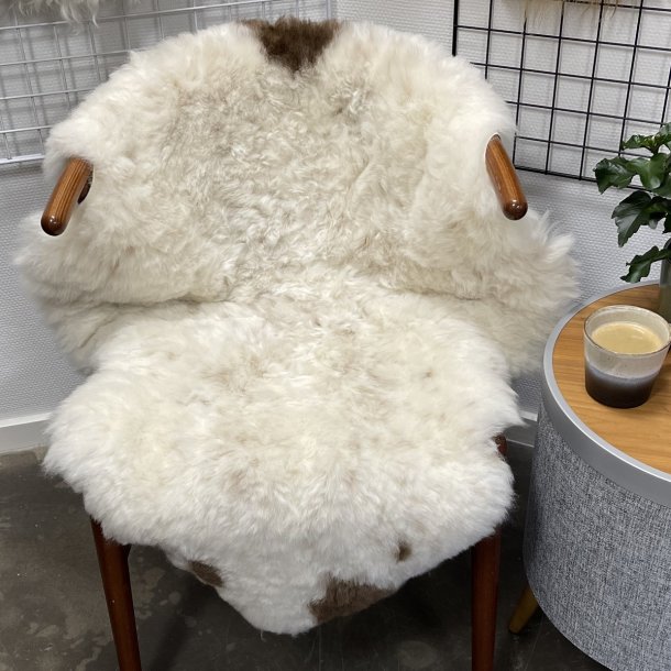 Islandsk klippet lammeskind plettet str M 2726